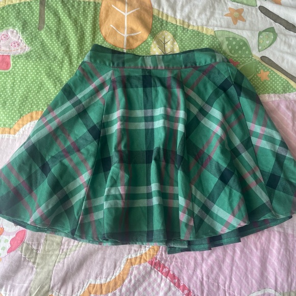 Cute green plaid Urban Outfitters miniskirt with buckle. Never worn - Picture 3 of 5